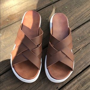 EXC MIA BROWN AND WHITE SLIDES 8.5